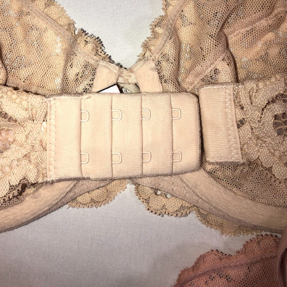 Victora's Secret Body by Victoria Lace Bras 32DD - Picture 7 of 8